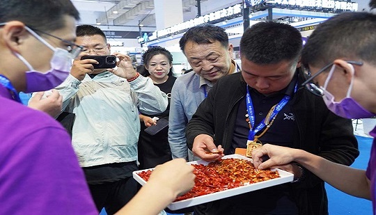 Система сортировки качества Jiexun AI привлекает внимание к Китайской (Циндао) международной выставке чили и приправ, способствуя интеллектуальной модернизации индустрии приправ